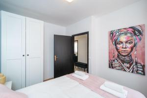 1 dormitorio con 1 cama con una pintura en la pared en Villa MarLea en Dubrovnik