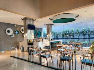 Ресторант или друго място за хранене в The Southern Hotel Surabaya Formerly Ibis Styles Surabaya Jemursari