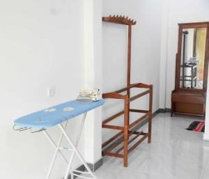 einen blauen Tisch und einen Stuhl in einem Zimmer in der Unterkunft Wilpattu Lakwin Guest in Pahala Maragahawewa