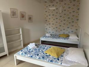 Postel nebo postele na pokoji v ubytování FEEL - Accademia Carrara Apartment