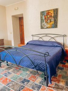 un letto con piumone blu in una camera da letto di Appartamenti L'Arcella a San Nicola Arcella