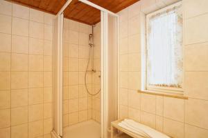 a bathroom with a shower and a bath tub at zentral aber ruhig, Terrasse mit viel Grün - strandnahes Ferienhaus Luki in Göhren +15 photos