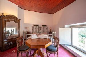 - une salle à manger avec une table et des chaises en bois dans l'établissement La torretta sul cortile, à Monteroduni