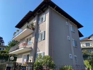 un edificio con balconi sui lati di Rosa dei Venti a Baveno