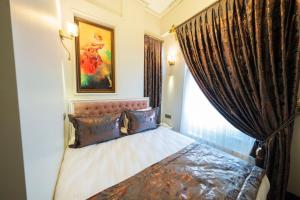 Ein Bett oder Betten in einem Zimmer der Unterkunft Solomon's Mansion Hotel Istanbul