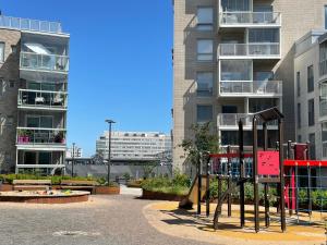 um parque infantil vazio em frente a um prédio de apartamentos em Casa Onni em Helsinque