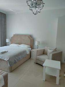 クリニツァ・モルスカにあるFryderykのベッドルーム1室(ベッド1台、椅子、シャンデリア付)