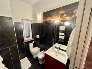 特雷維那諾羅馬諾的住宿－Casetta Teresa - Nice apartment，浴室配有白色卫生间和盥洗盆。