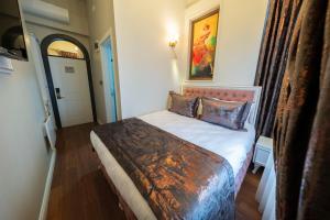 Ein Bett oder Betten in einem Zimmer der Unterkunft Solomon's Mansion Hotel Istanbul