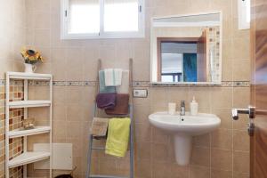 Et badeværelse på Bungalow Famara, Lanzarote + 23 billeder