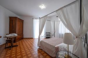 ein Schlafzimmer mit einem Bett und einem Tisch mit einer Lampe in der Unterkunft La torretta sul cortile in Monteroduni