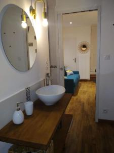 baño con lavabo y espejo en la encimera en Charmant logement avec jacuzzi, en Fougères