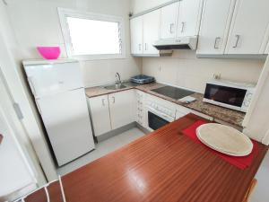 A cozinha ou cozinha compacta de Vilafortuny Sol Dourada