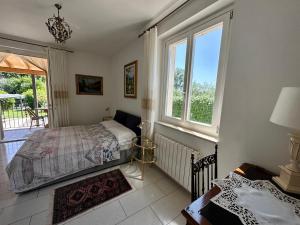 een slaapkamer met een bed en een raam bij Appartamenti Alice in Lazise +96 foto's