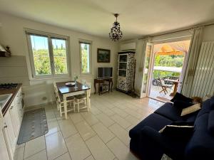 een woonkamer met een blauwe bank en een tafel bij Appartamenti Alice in Lazise