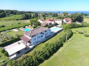een luchtfoto van een huis met een zwembad bij Appartamenti Alice in Lazise