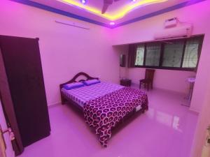 帕納吉的住宿－Serene Homestay，粉红色客房内的一间卧室,配有一张床