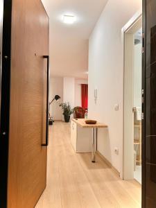 um corredor com uma secretária e uma mesa num quarto em Kino Apartment em Tirana