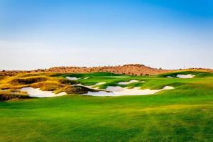 - une vue sur un parcours de golf avec un green dans l'établissement Great Appartement & Golf With Big Roof Terrace, à Alhama de Murcia