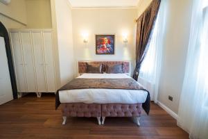 Solomon's Mansion Hotel Istanbul في إسطنبول: غرفة نوم بسرير كبير في غرفة
