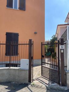 una puerta de hierro frente a un edificio en B&B Licia Home, en Voghera