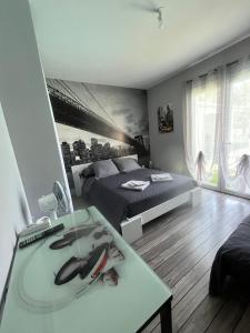 索恩河畔克雷什Chambres d'Hôtes chez Estelle的带床和玻璃桌的卧室