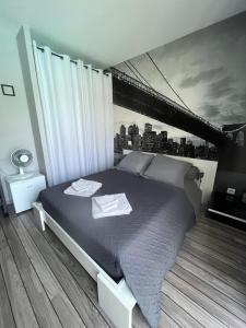 1 dormitorio con 1 cama con un puente en el fondo en Chambres d'Hôtes chez Estelle, en Crêches-sur-Saône