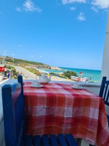 una mesa roja y blanca con vistas a la playa en Sword hotel, en Sile