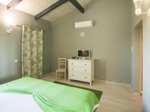 sypialnia z łóżkiem i telewizorem na komodzie w obiekcie Quinta dos I's - Algarve w mieście Algoz
