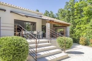 una casa con escaleras que conducen a una casa en Villa Orsan, en Orsan