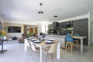 Una cocina y una sala de estar con mesa y sillas. en Villa Orsan, en Orsan