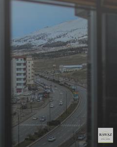 een uitzicht op een snelweg met auto's erop bij Rawaz Hotel & Motel in As Sulaymānīyah