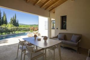 a living room with a table and a couch at Villa Tica in Malaucène