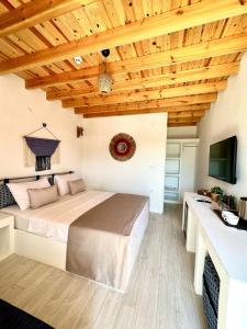 1 dormitorio con cama y techo de madera en Green Garden Datça en Emecik
