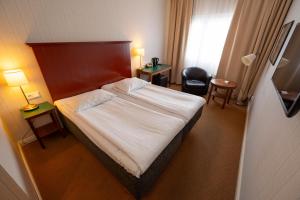 Una cama o camas en una habitación de Hotel Bishops Arms Kiruna