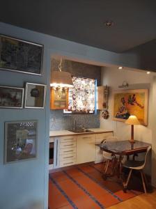eine Küche mit einem Tisch und einem Esszimmer in der Unterkunft Seaside Artistic Apartment in Glyfada in Athen