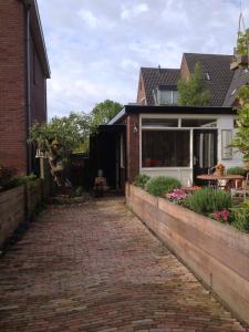 a brick walkway in front of a house at Studio Lakeside Spiegelplas in Nederhorst den Berg