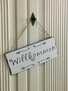 un panneau indiquant une barre de gaufre suspendue sur une porte dans l'établissement Ferienwohnung La Finesse, à Bad Salzungen