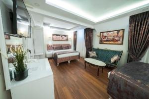 ein großes Wohnzimmer mit einem Sofa und einem Bett in der Unterkunft Solomon's Mansion Hotel Istanbul in Istanbul