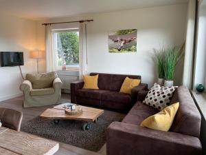 uma sala de estar com dois sofás e uma mesa de centro em Apartment Haus Aktiv Panorama em Winterberg