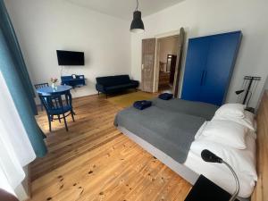 um quarto com uma cama e uma mesa com uma cadeira em Várkerület 6 Apartman em Sárvár