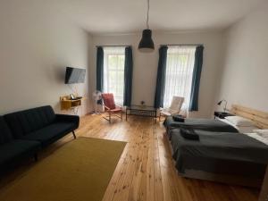 - un salon avec un lit et un canapé dans l'établissement Várkerület 6 Apartman, à Sárvár