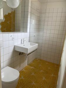 a bathroom with a sink and a toilet at Sølyst in Silkeborg