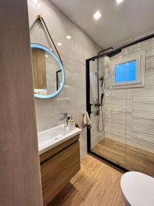 uma casa de banho com um lavatório e um chuveiro em Beachfront Villa Athina em Vergia