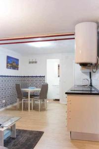 a kitchen and dining room with a table and chairs at A Unos Pasos Para Gran Via Madrid Xxl in Madrid