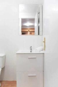 a white bathroom with a sink and a mirror at A Unos Pasos Para Gran Via Madrid Xxl in Madrid