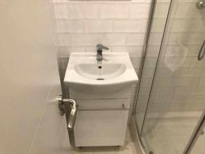 a bathroom with a sink and a shower at Una genial estancia en el barrio las cortes in Madrid