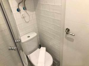 a small bathroom with a toilet and a shower at Una genial estancia en el barrio las cortes in Madrid