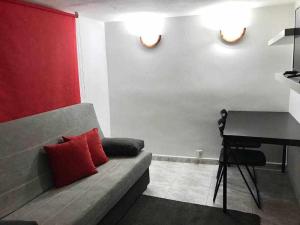 マドリードにあるAgradable apartamento en zona Malasaña Madridのリビングルーム(ソファ、テーブル付)
