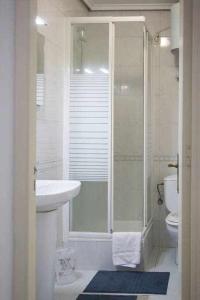 bagno con doccia, lavandino e servizi igienici di A Unos Pasos a Gran Via Madrid Xl a Madrid
